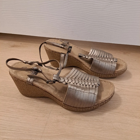 Clarks Bendables Silver Woven Wedge Adjustable Comfortable Neutral Sandals Sz 9 - Picture 2 of 10